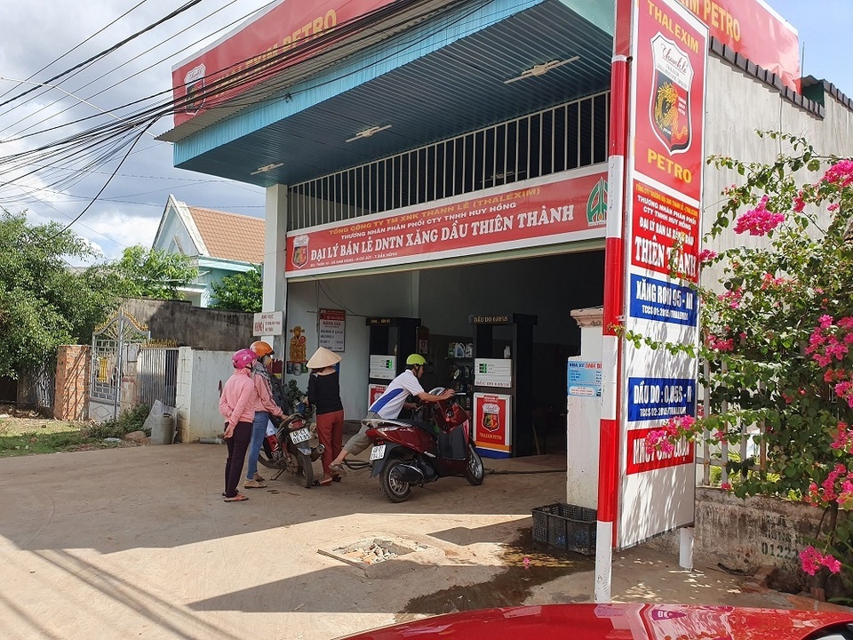 Hàng loạt giếng nước nhiễm xăng dầu, nghi do rò rỉ từ cây xăng hết phép - 3 Hàng loạt giếng nước nhiễm xăng dầu, nghi do rò rỉ từ cây xăng hết phép - 3