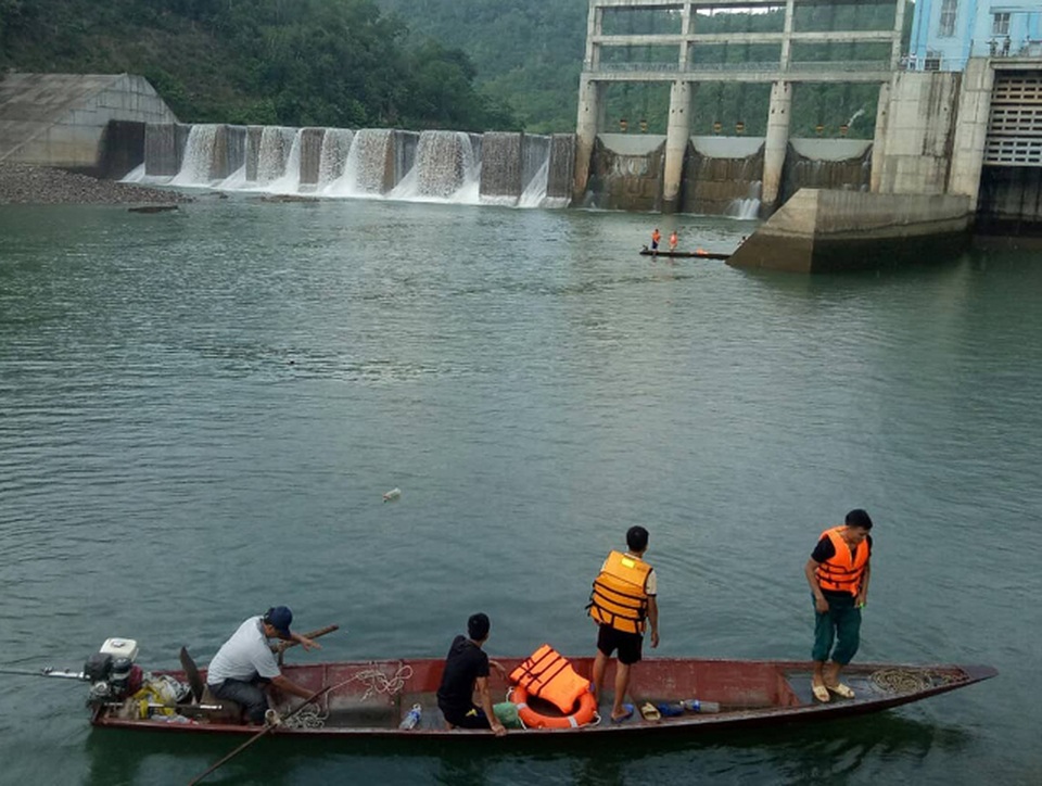 Lật thuyền dưới chân đập thủy điện, 1 người mất tích - 1 Lật thuyền dưới chân đập thủy điện, 1 người mất tích - 1