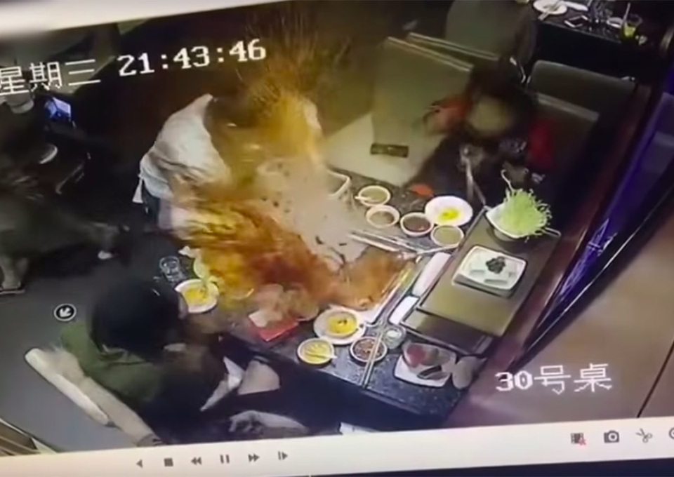Nồi lẩu đang sôi bất ngờ phát nổ khiến nữ phục vụ bị bỏng nặng - 2 Nồi lẩu đang sôi bất ngờ phát nổ khiến nữ phục vụ bị bỏng nặng - 2