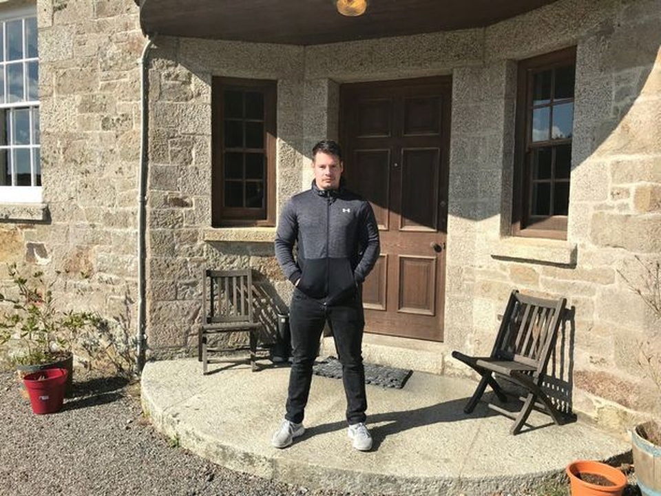 Sau xét nghiệm DNA, chàng trai nghèo nhận được khối tài sản 1500 tỷ - 1