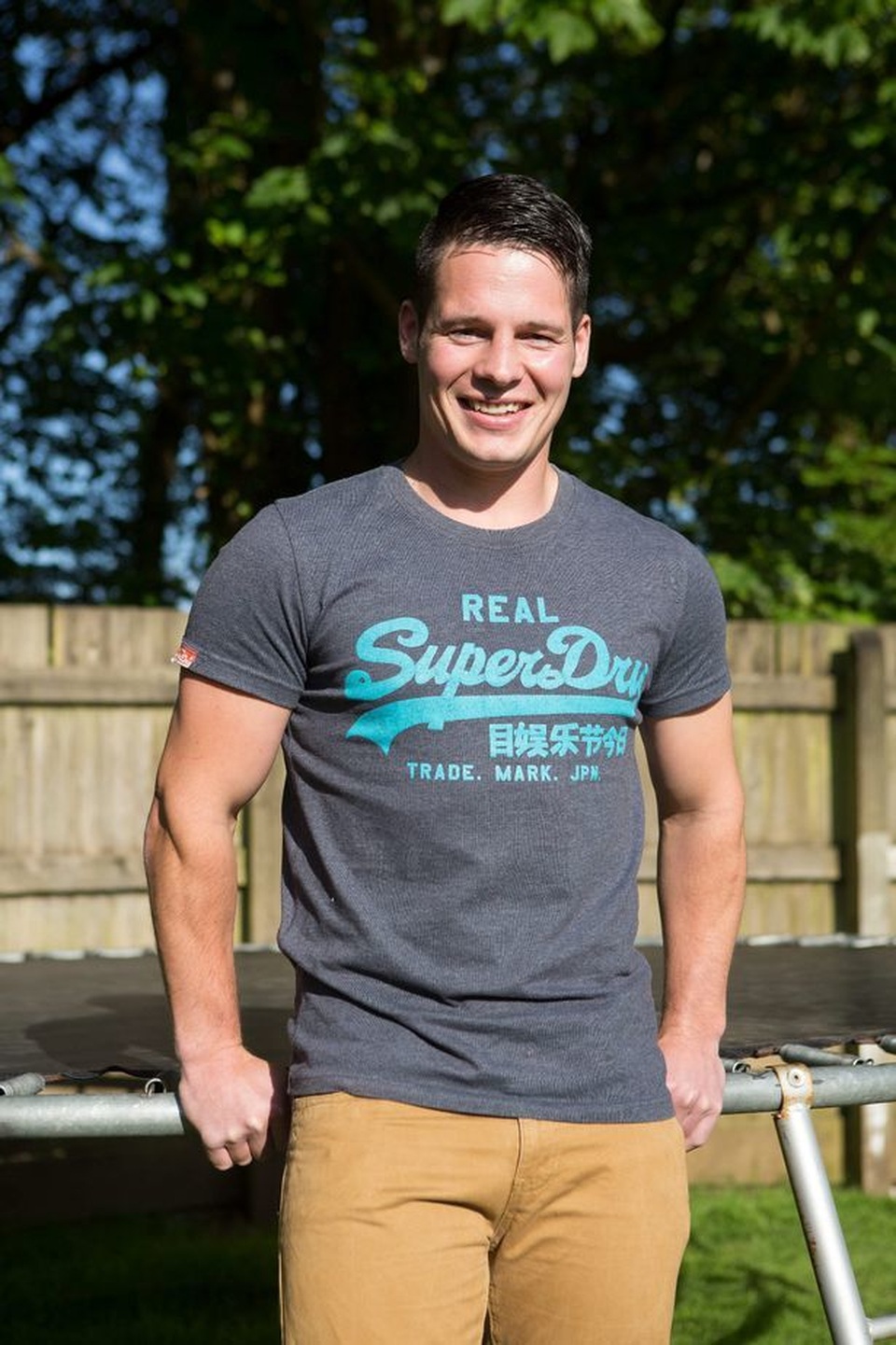 Sau xét nghiệm DNA, chàng trai nghèo nhận được khối tài sản 1500 tỷ - 2