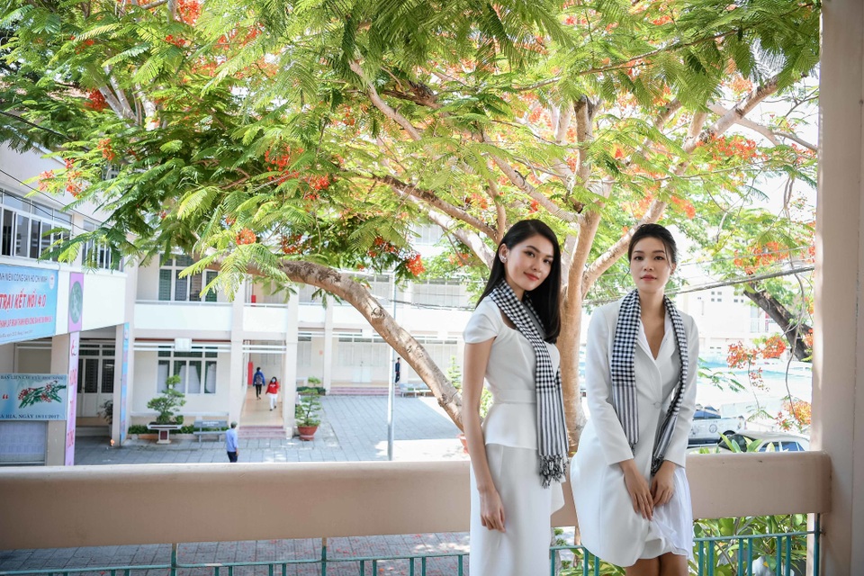 Hoa hậu Thùy Dung đọ dáng cùng Á hậu Thuỳ Dung trên sân trường rợp hoa phượng đỏ - 1 Hoa hậu Thùy Dung đọ dáng cùng Á hậu Thuỳ Dung trên sân trường rợp hoa phượng đỏ - 1