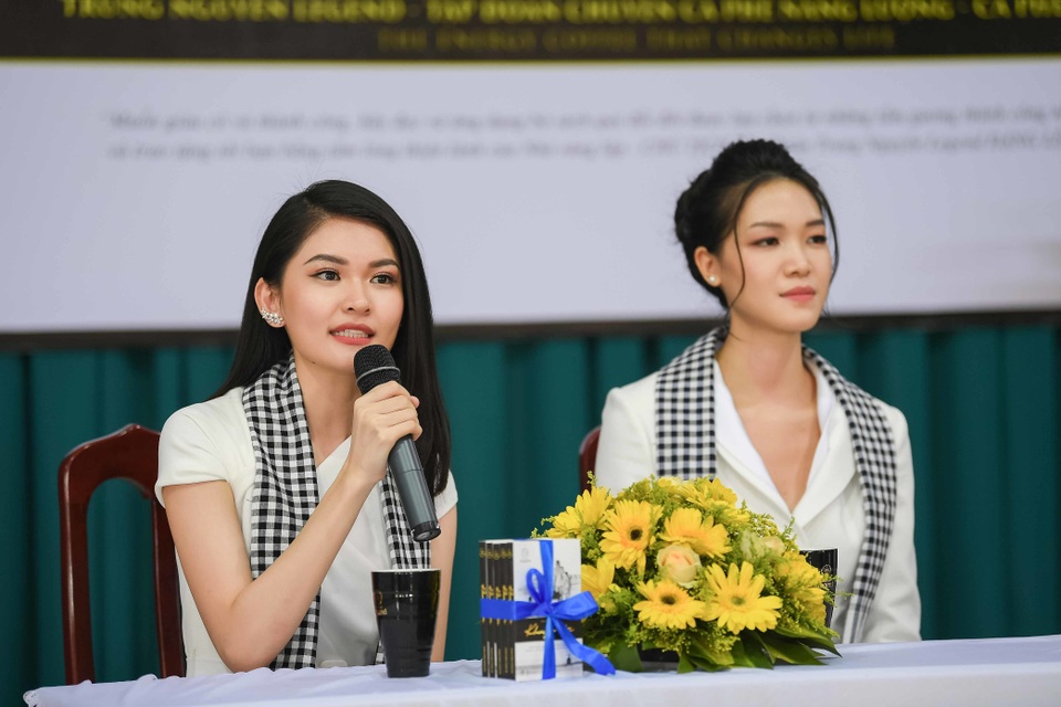 Hoa hậu Thùy Dung đọ dáng cùng Á hậu Thuỳ Dung trên sân trường rợp hoa phượng đỏ - 5 Hoa hậu Thùy Dung đọ dáng cùng Á hậu Thuỳ Dung trên sân trường rợp hoa phượng đỏ - 5