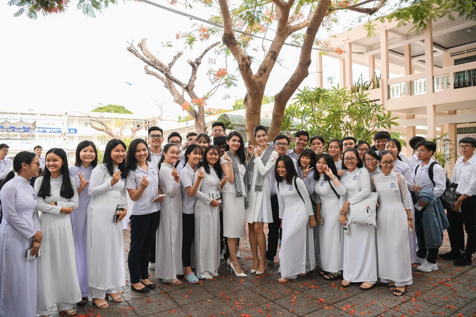 Hoa hậu Thùy Dung đọ dáng cùng Á hậu Thuỳ Dung trên sân trường rợp hoa phượng đỏ - 6 Hoa hậu Thùy Dung đọ dáng cùng Á hậu Thuỳ Dung trên sân trường rợp hoa phượng đỏ - 6