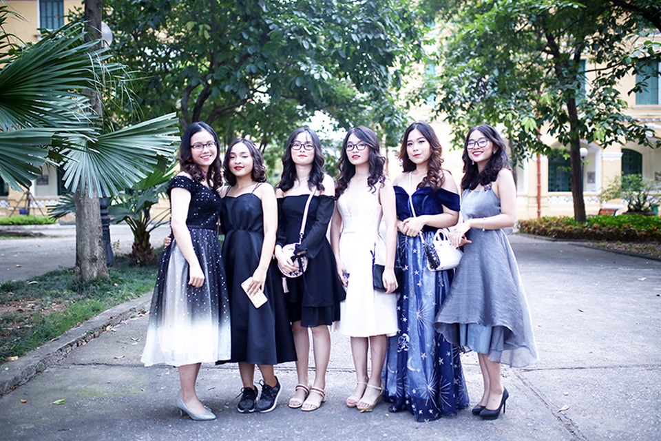 Lễ tri ân xúc động của thầy trò trường Chu Văn An - 1 Lễ tri ân xúc động của thầy trò trường Chu Văn An - 1