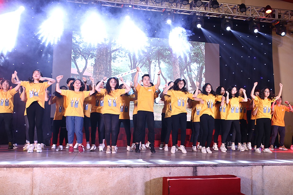 Lễ tri ân xúc động của thầy trò trường Chu Văn An - 12 Lễ tri ân xúc động của thầy trò trường Chu Văn An - 12