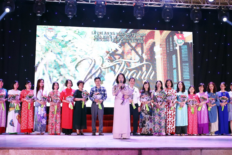 Lễ tri ân xúc động của thầy trò trường Chu Văn An - 5 Lễ tri ân xúc động của thầy trò trường Chu Văn An - 5