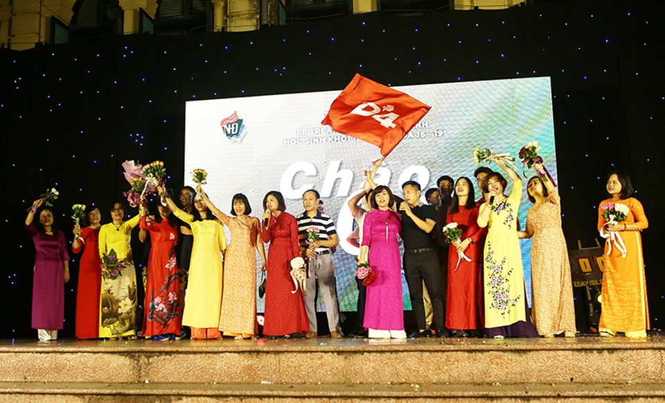 Thầy cô THPT Việt Đức “xì tin” hòa mình cùng học sinh cuối cấp đêm tri ân - 1 Thầy cô THPT Việt Đức “xì tin” hòa mình cùng học sinh cuối cấp đêm tri ân - 1