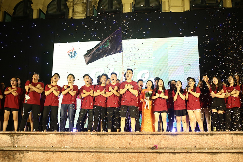 Thầy cô THPT Việt Đức “xì tin” hòa mình cùng học sinh cuối cấp đêm tri ân - 2 Thầy cô THPT Việt Đức “xì tin” hòa mình cùng học sinh cuối cấp đêm tri ân - 2