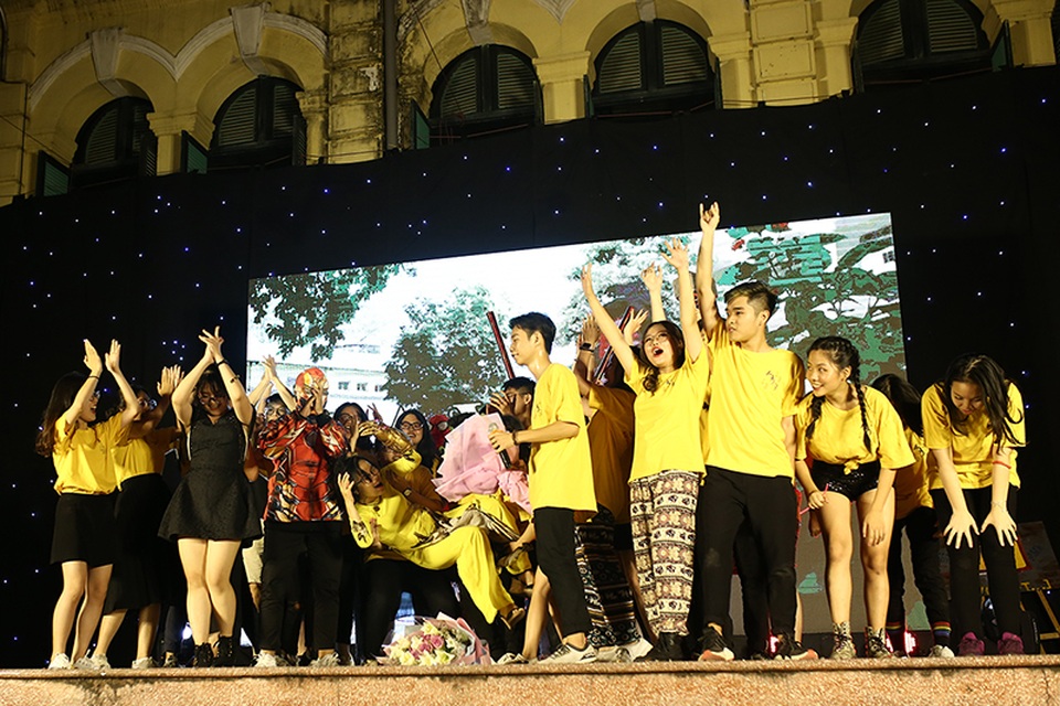 Thầy cô THPT Việt Đức “xì tin” hòa mình cùng học sinh cuối cấp đêm tri ân - 3 Thầy cô THPT Việt Đức “xì tin” hòa mình cùng học sinh cuối cấp đêm tri ân - 3