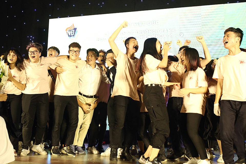 Thầy cô THPT Việt Đức “xì tin” hòa mình cùng học sinh cuối cấp đêm tri ân - 4 Thầy cô THPT Việt Đức “xì tin” hòa mình cùng học sinh cuối cấp đêm tri ân - 4