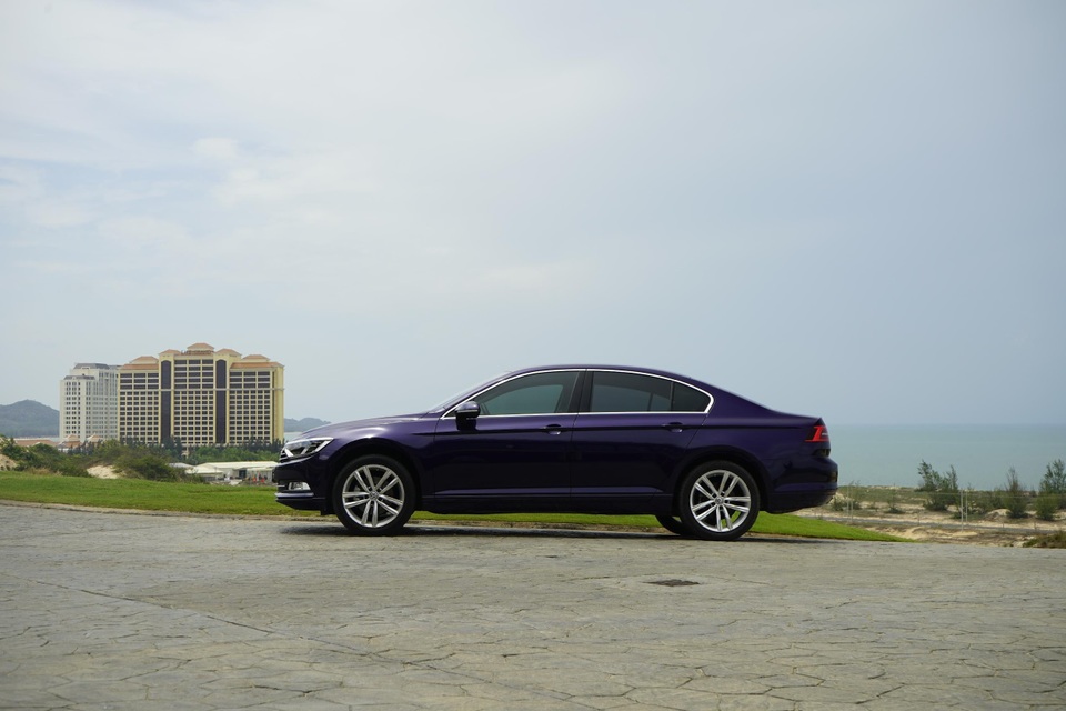 Thiết kế hiện đại, sang trọng của Volkswagen Passat. Thiết kế hiện đại, sang trọng của Volkswagen Passat.