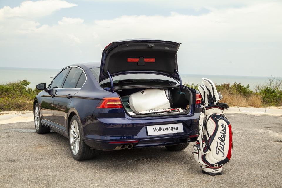 Nội thất Volkswagen Passat cũng cực kỳ ưu ái người dùng. Nội thất Volkswagen Passat cũng cực kỳ ưu ái người dùng.