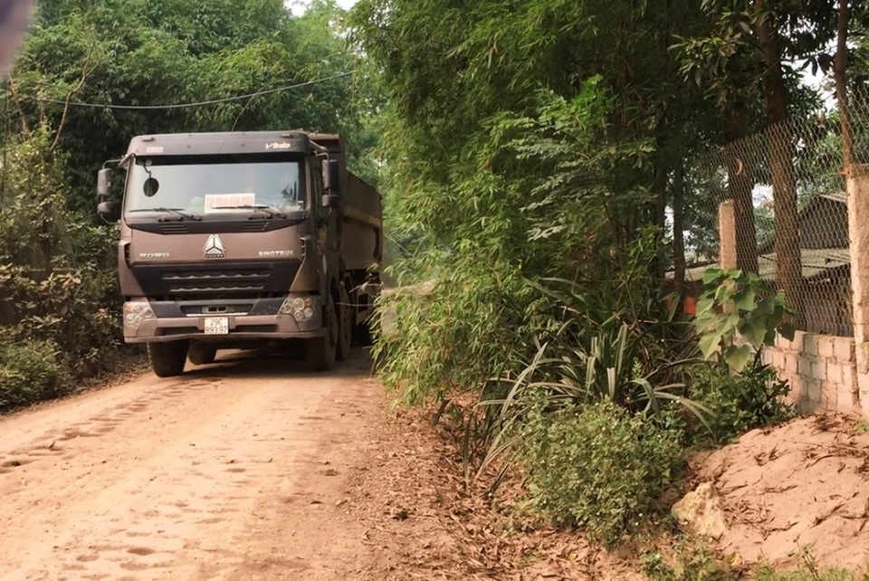 Hà Nội: Nhà dân nứt vỡ, đường xã bụi mù vì xe hổ vồ hoạt động ngày đêm - 2 Hà Nội: Nhà dân nứt vỡ, đường xã bụi mù vì xe hổ vồ hoạt động ngày đêm - 2