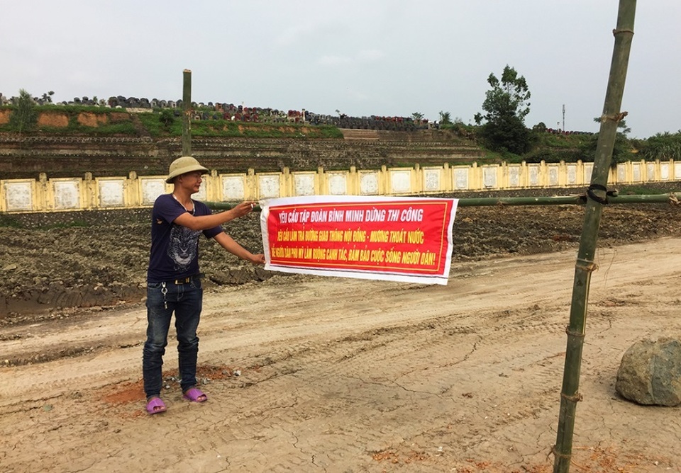 Hà Nội: Nhà dân nứt vỡ, đường xã bụi mù vì xe hổ vồ hoạt động ngày đêm - 6 Hà Nội: Nhà dân nứt vỡ, đường xã bụi mù vì xe hổ vồ hoạt động ngày đêm - 6