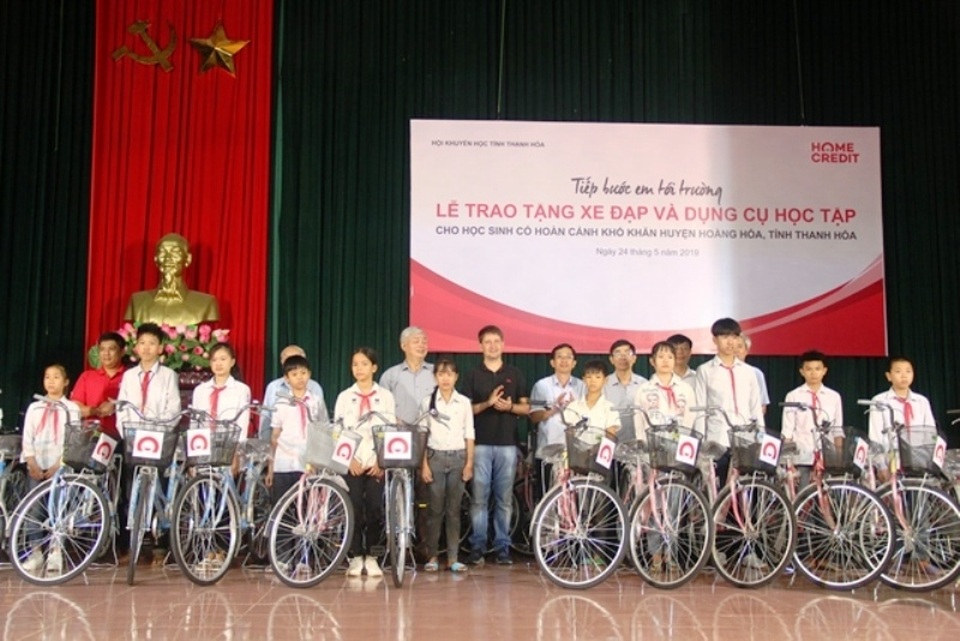 Trao tặng xe đạp, đồ dùng học tập cho học sinh có hoàn cảnh khó khăn - 1 Trao tặng xe đạp, đồ dùng học tập cho học sinh có hoàn cảnh khó khăn - 1