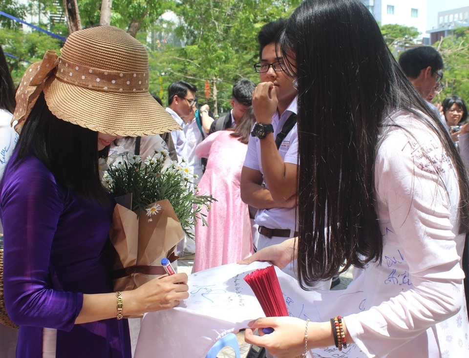 Khoảnh khắc khó quên ngày chia tay tuổi học trò - 8 Khoảnh khắc khó quên ngày chia tay tuổi học trò - 8