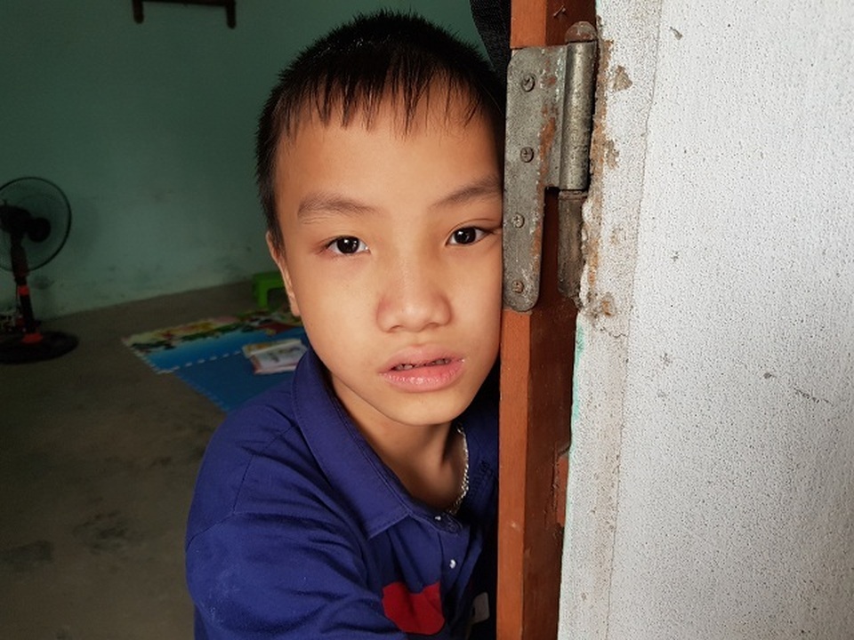 Nghẹn lòng người mẹ trẻ ôm 2 con song sinh bại não trong ngôi nhà trọ - 3 Nghẹn lòng người mẹ trẻ ôm 2 con song sinh bại não trong ngôi nhà trọ - 3