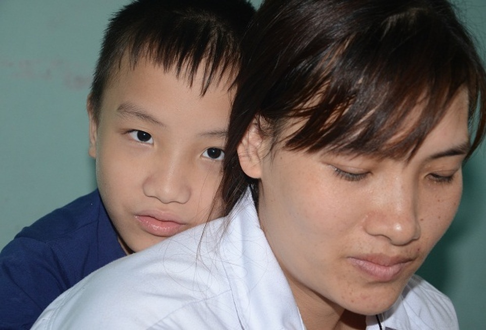 Nghẹn lòng người mẹ trẻ ôm 2 con song sinh bại não trong ngôi nhà trọ - 4 Nghẹn lòng người mẹ trẻ ôm 2 con song sinh bại não trong ngôi nhà trọ - 4