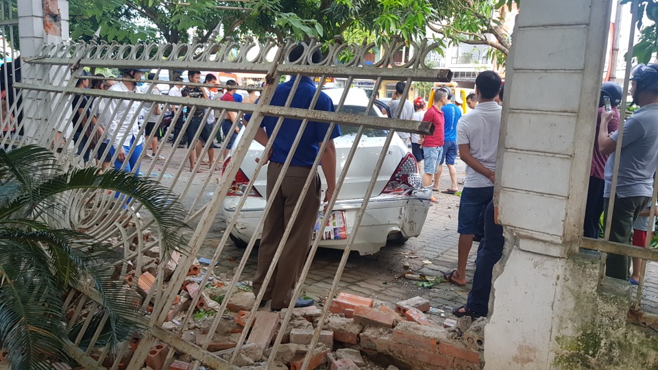 Hàng trăm người kéo đến xem ô tô leo cây, đâm sập tường - 2 Hàng trăm người kéo đến xem ô tô leo cây, đâm sập tường - 2