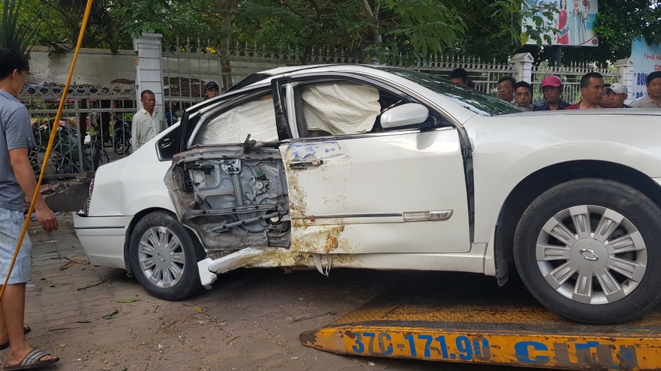 Hàng trăm người kéo đến xem ô tô leo cây, đâm sập tường - 4 Hàng trăm người kéo đến xem ô tô leo cây, đâm sập tường - 4