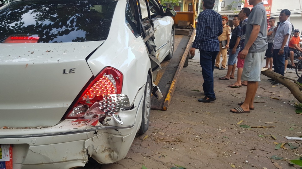 Hàng trăm người kéo đến xem ô tô leo cây, đâm sập tường - 3 Hàng trăm người kéo đến xem ô tô leo cây, đâm sập tường - 3