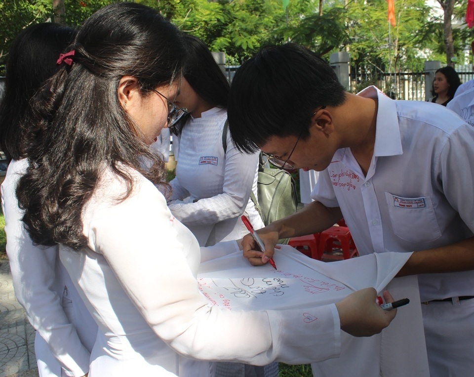 Khoảnh khắc khó quên ngày chia tay tuổi học trò - 9 Khoảnh khắc khó quên ngày chia tay tuổi học trò - 9