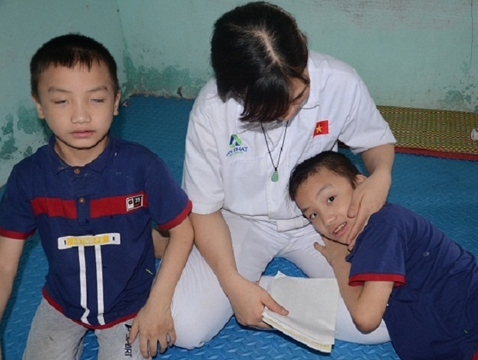 Nghẹn lòng người mẹ trẻ ôm 2 con song sinh bại não trong ngôi nhà trọ - 8 Nghẹn lòng người mẹ trẻ ôm 2 con song sinh bại não trong ngôi nhà trọ - 8