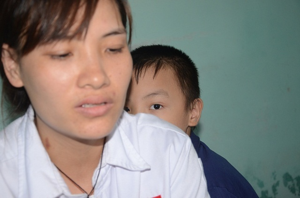 Nghẹn lòng người mẹ trẻ ôm 2 con song sinh bại não trong ngôi nhà trọ - 9 Nghẹn lòng người mẹ trẻ ôm 2 con song sinh bại não trong ngôi nhà trọ - 9
