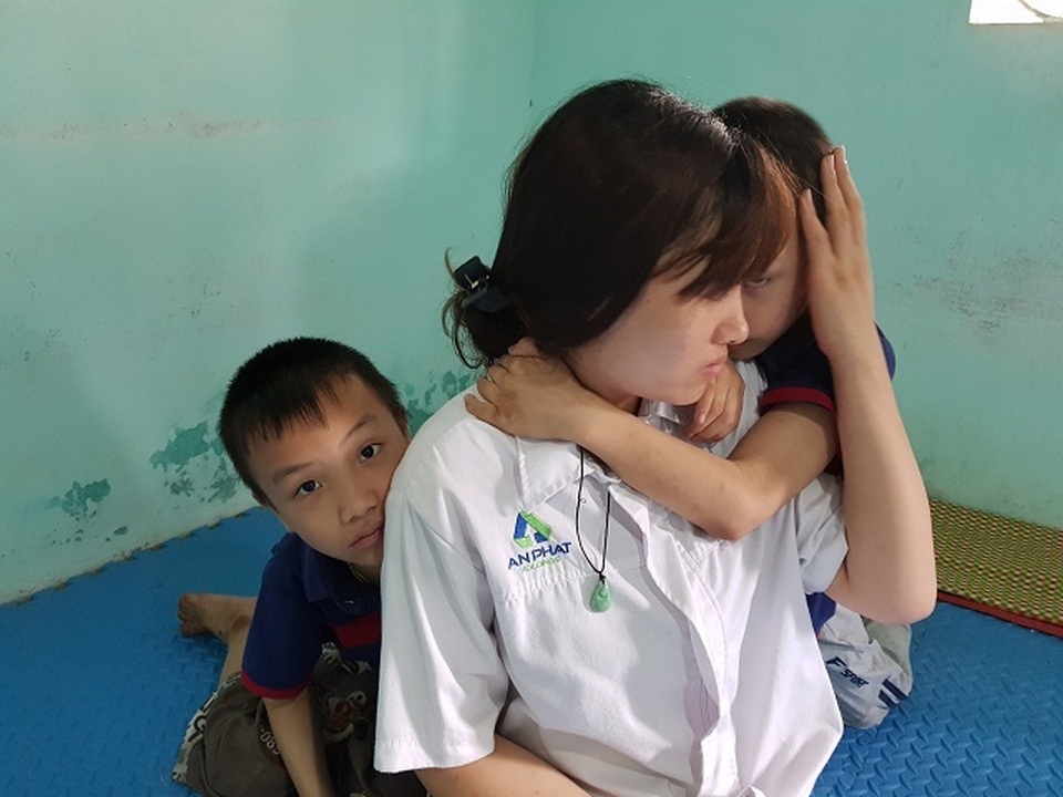 Nghẹn lòng người mẹ trẻ ôm 2 con song sinh bại não trong ngôi nhà trọ - 13 Nghẹn lòng người mẹ trẻ ôm 2 con song sinh bại não trong ngôi nhà trọ - 13