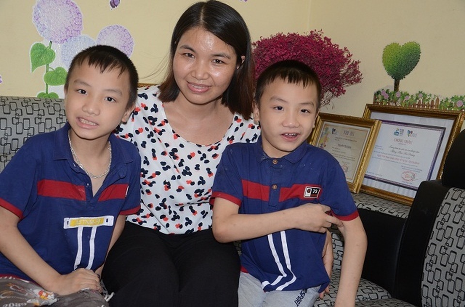 Nghẹn lòng người mẹ trẻ ôm 2 con song sinh bại não trong ngôi nhà trọ - 7 Nghẹn lòng người mẹ trẻ ôm 2 con song sinh bại não trong ngôi nhà trọ - 7