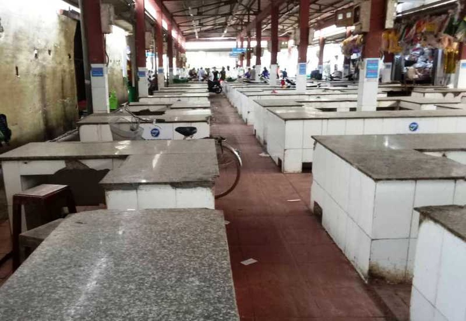 Chính quyền thông báo cấm, hàng trăm sạp thịt lợn tại chợ “gác thớt” - 5 Chính quyền thông báo cấm, hàng trăm sạp thịt lợn tại chợ “gác thớt” - 5