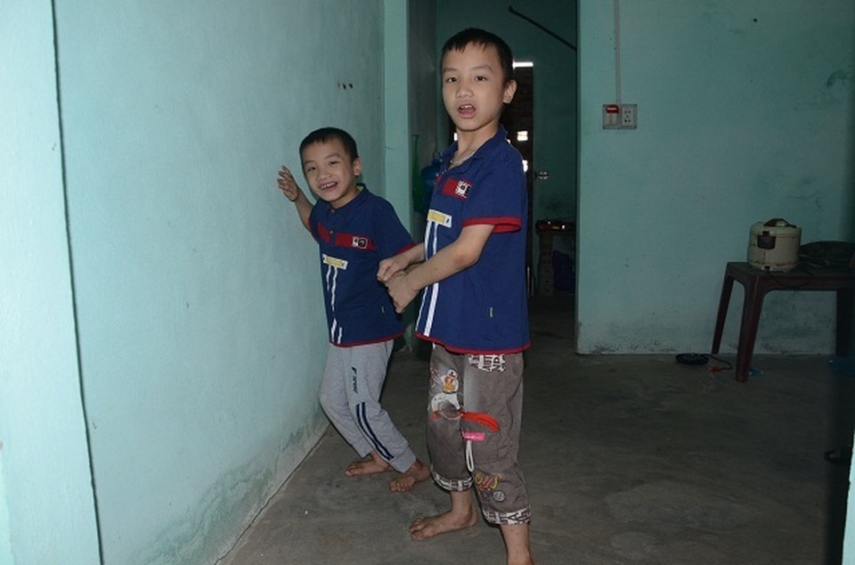 Nghẹn lòng người mẹ trẻ ôm 2 con song sinh bại não trong ngôi nhà trọ - 15 Nghẹn lòng người mẹ trẻ ôm 2 con song sinh bại não trong ngôi nhà trọ - 15