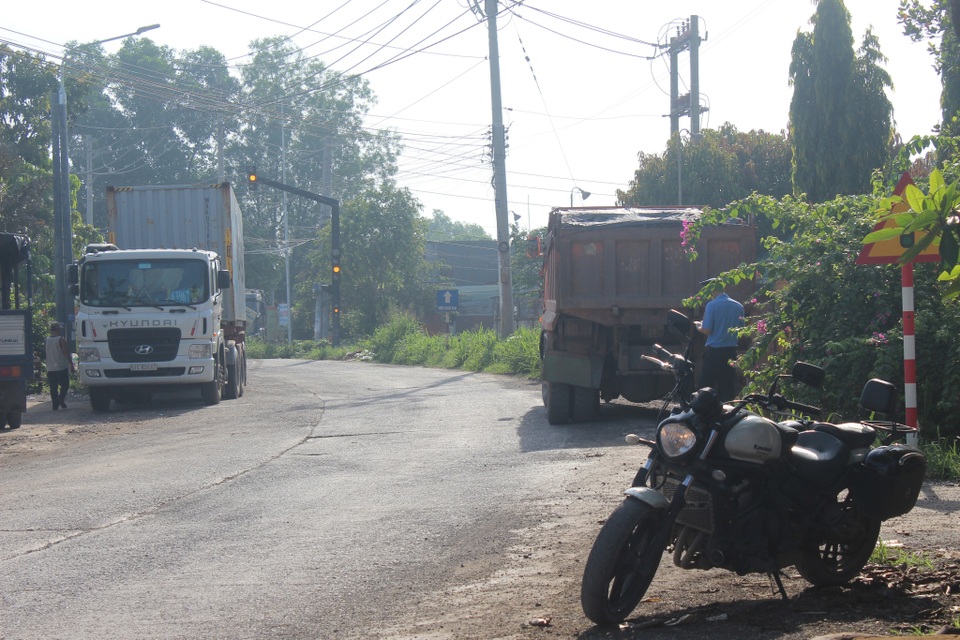 Người dân dựng rào chặn xe quá tải - 2