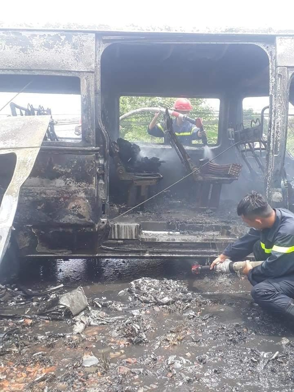 Xe khách đang chạy bất ngờ bốc cháy, bé trai 14 tuổi tử vong - 2