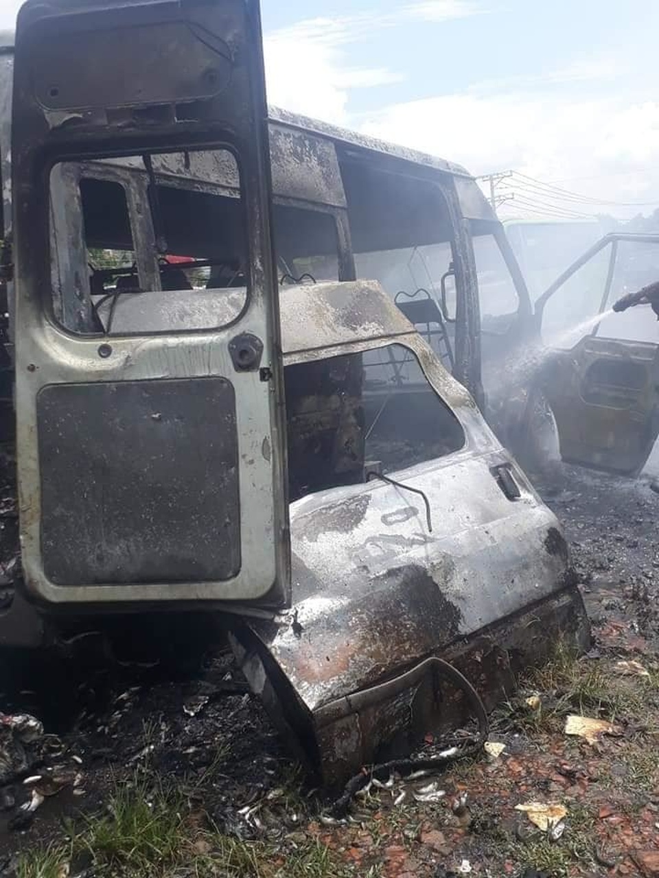 Xe khách đang chạy bất ngờ bốc cháy, bé trai 14 tuổi tử vong - 3