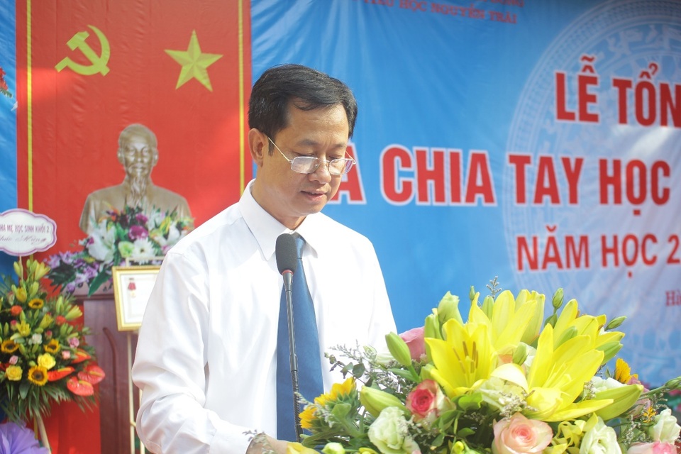 Lưu luyến phút chia tay học sinh lớp 5 trường tiểu học Nguyễn Trãi - 1 Lưu luyến phút chia tay học sinh lớp 5 trường tiểu học Nguyễn Trãi - 1