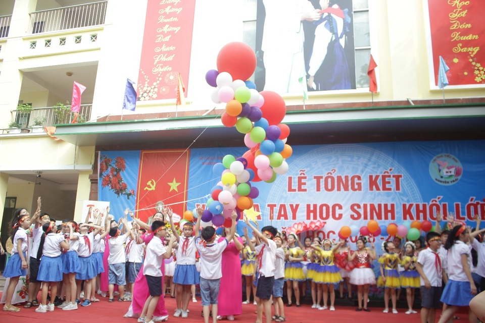 Lưu luyến phút chia tay học sinh lớp 5 trường tiểu học Nguyễn Trãi - 3 Lưu luyến phút chia tay học sinh lớp 5 trường tiểu học Nguyễn Trãi - 3