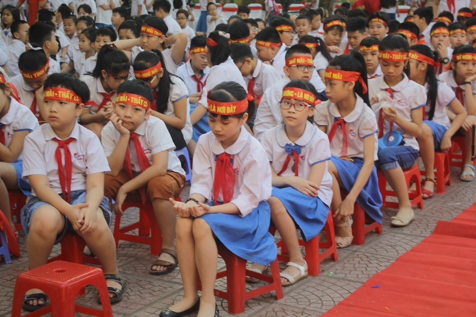 Lưu luyến phút chia tay học sinh lớp 5 trường tiểu học Nguyễn Trãi - 8 Lưu luyến phút chia tay học sinh lớp 5 trường tiểu học Nguyễn Trãi - 8