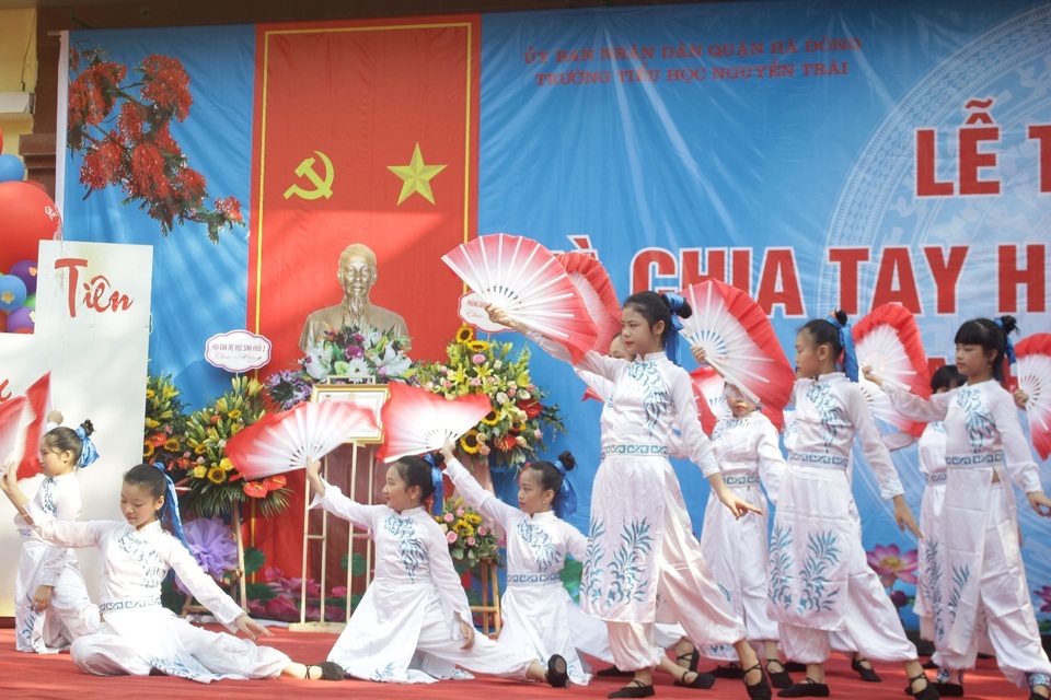 Lưu luyến phút chia tay học sinh lớp 5 trường tiểu học Nguyễn Trãi - 9 Lưu luyến phút chia tay học sinh lớp 5 trường tiểu học Nguyễn Trãi - 9