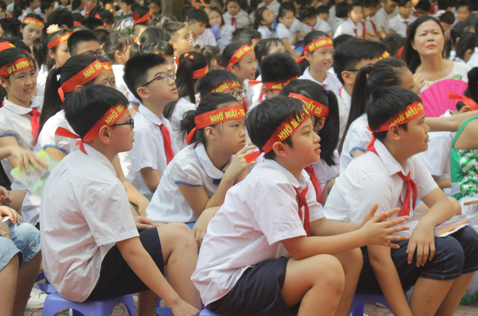 Lưu luyến phút chia tay học sinh lớp 5 trường tiểu học Nguyễn Trãi - 11 Lưu luyến phút chia tay học sinh lớp 5 trường tiểu học Nguyễn Trãi - 11