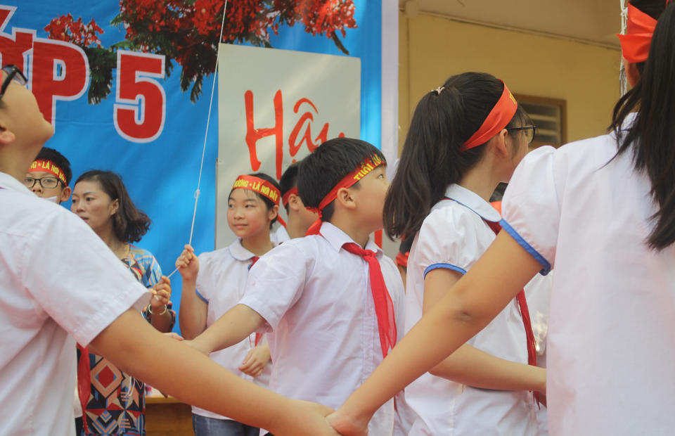 Lưu luyến phút chia tay học sinh lớp 5 trường tiểu học Nguyễn Trãi - 12 Lưu luyến phút chia tay học sinh lớp 5 trường tiểu học Nguyễn Trãi - 12