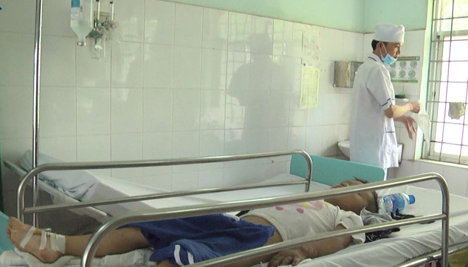 Xe khách đang chạy bất ngờ bốc cháy, bé trai 14 tuổi tử vong - 4