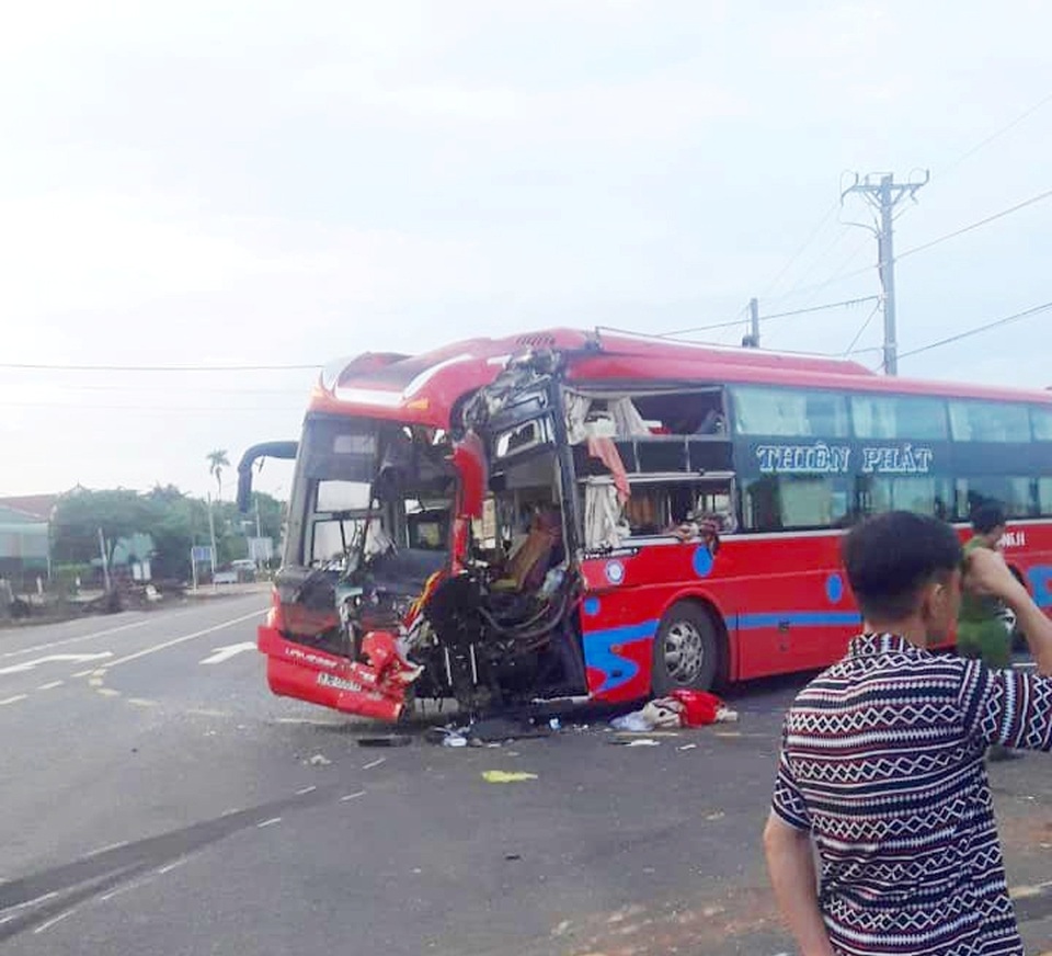 Hai xe khách tông nhau, 7 người nhập viện - 2 Hai xe khách tông nhau, 7 người nhập viện - 2