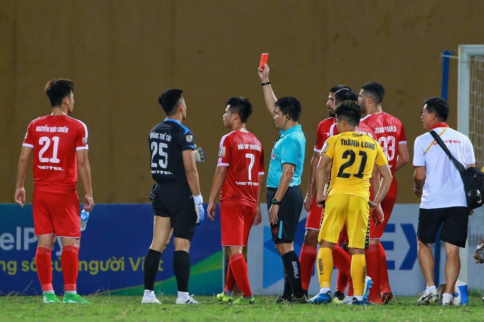 Viettel thắng dễ Hải Phòng trong trận đấu có 2 thẻ đỏ - 2