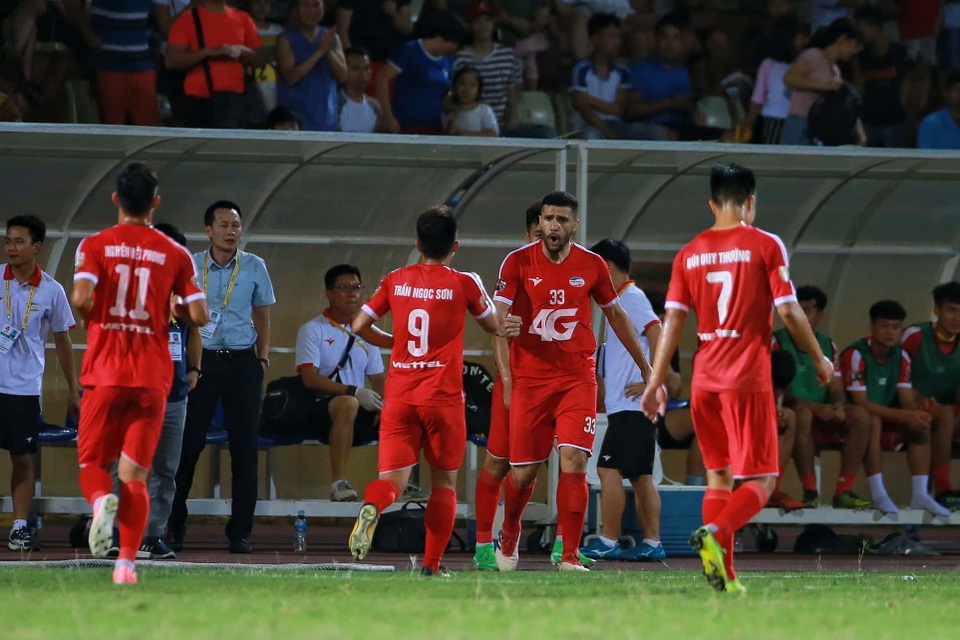 Viettel thắng dễ Hải Phòng trong trận đấu có 2 thẻ đỏ - 5