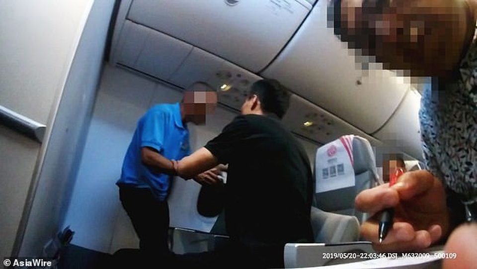 Hành khách đập phá, đòi mở cửa khi máy bay đang trên không trung - 2 Hành khách đập phá, đòi mở cửa khi máy bay đang trên không trung - 2