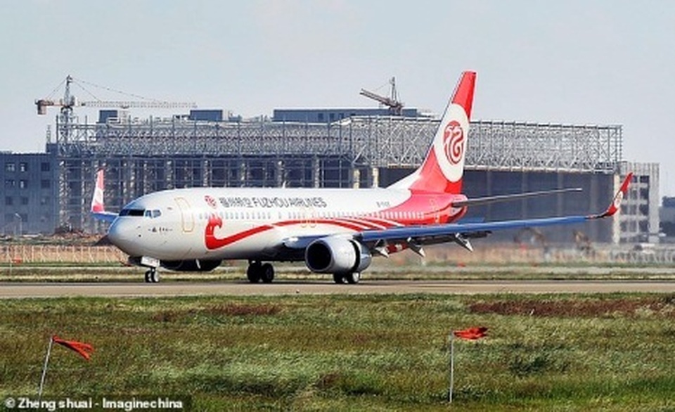 Hành khách đập phá, đòi mở cửa khi máy bay đang trên không trung - 3 Hành khách đập phá, đòi mở cửa khi máy bay đang trên không trung - 3