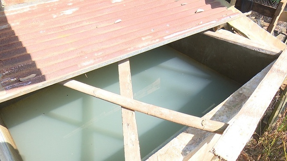 Hàng loạt giếng nước cạnh khu công nghiệp chuyển màu đen, bốc mùi hôi thối - 1 Hàng loạt giếng nước cạnh khu công nghiệp chuyển màu đen, bốc mùi hôi thối - 1
