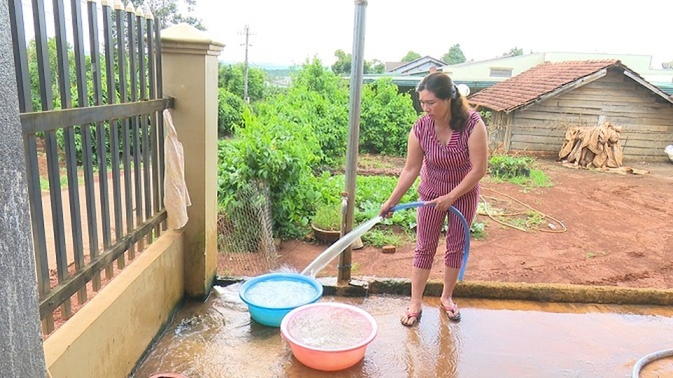 Hàng loạt giếng nước cạnh khu công nghiệp chuyển màu đen, bốc mùi hôi thối - 2 Hàng loạt giếng nước cạnh khu công nghiệp chuyển màu đen, bốc mùi hôi thối - 2
